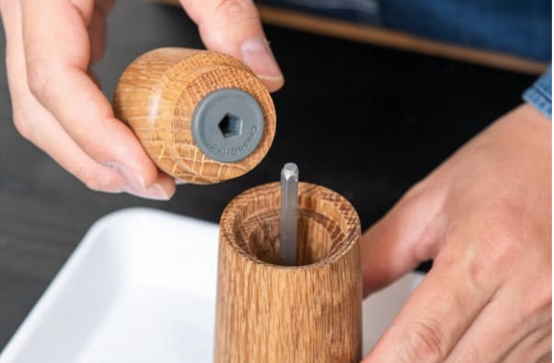 A type that can be opened quickly. The inside is wide and plenty of pepper can be put in